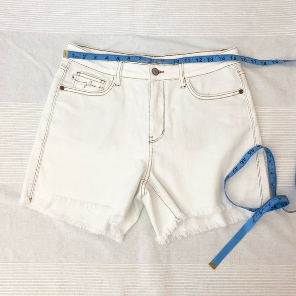 NWOT Judy Blue Angela Full Size Midrise Pocket Embroidery Shorts - Picture 5 of 16
